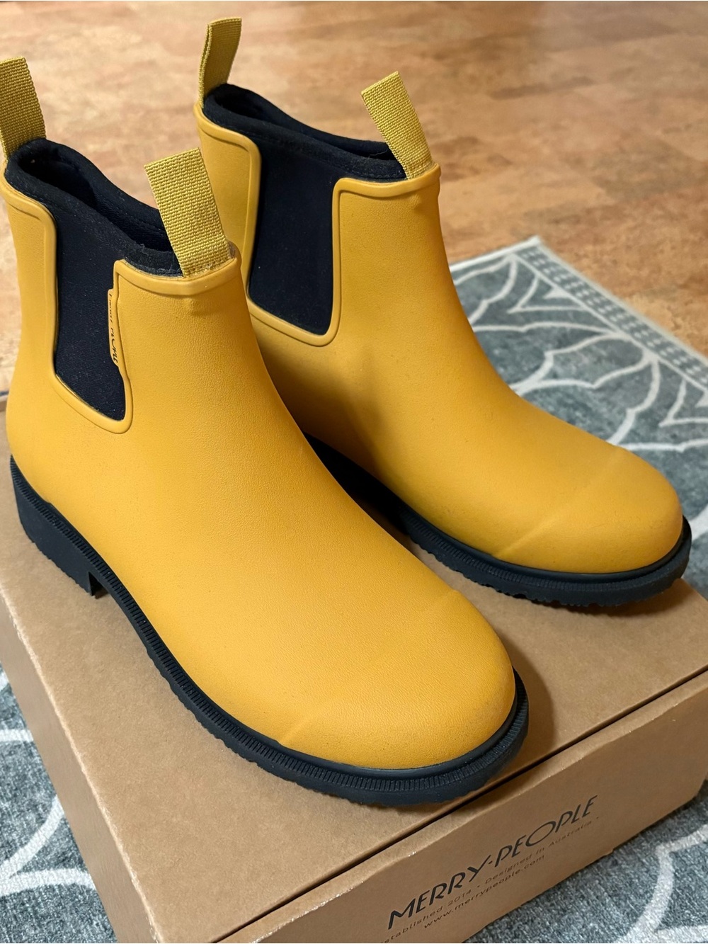 MERRY PEOPLE Women's Mustard & Black Chelsea Rain Boots